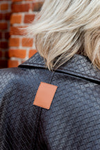 Een prachtig bruin lederlook jasje met een verfijnd, subtiel motief dat het model een bijzondere en elegante uitstraling geeft. De vleermuismouwen zorgen voor een comfortabele, losvallende pasvorm en geven het jasje een moderne, vrouwelijke look.