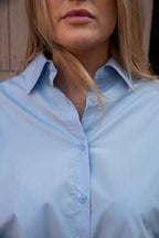 Dit mooie lichtblauwe hemd is een echte must-have voor je garderobe. De frisse, zachte kleur maakt het makkelijk te combineren en de ruimere pasvorm zorgt voor een comfortabele, nonchalante uitstraling.