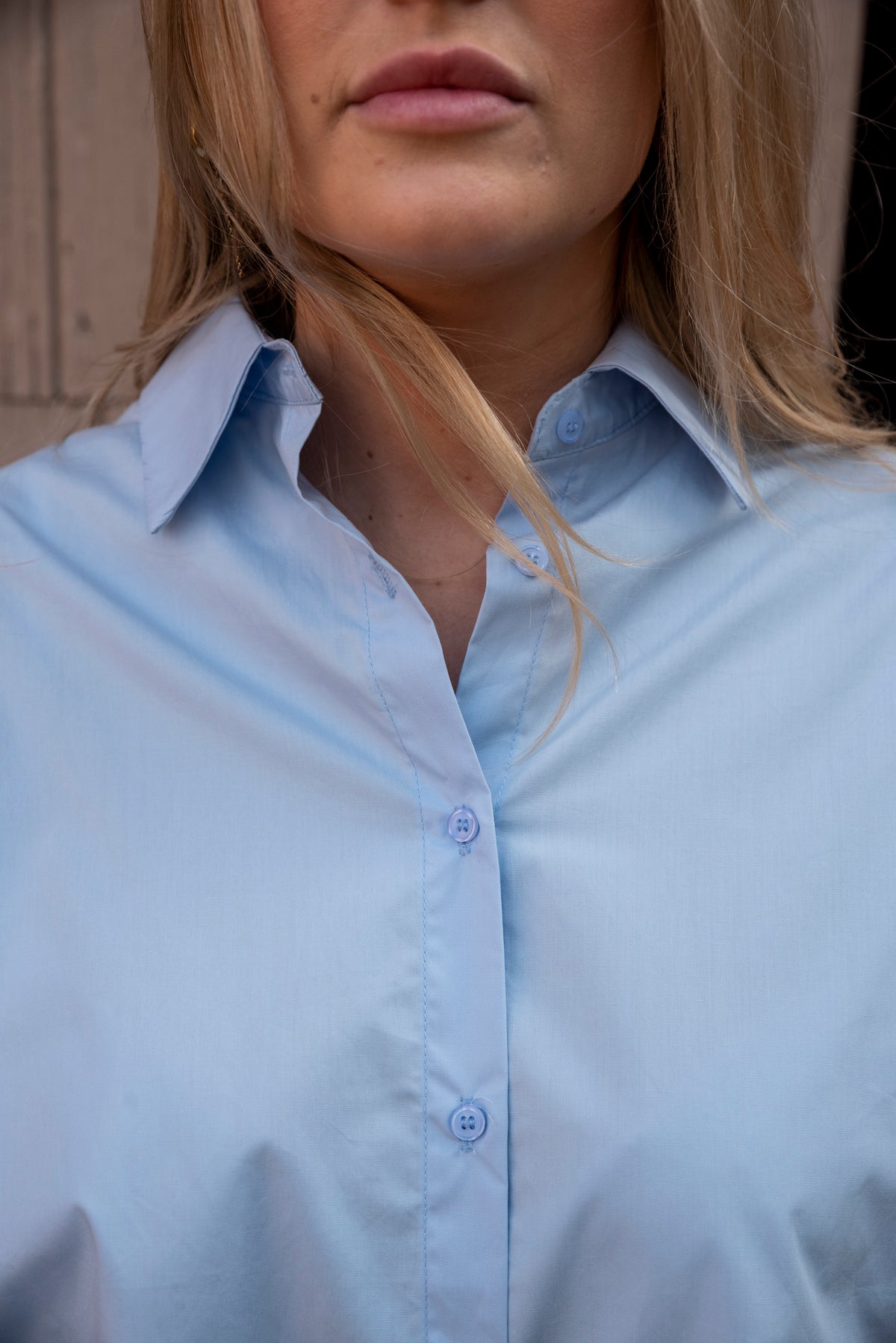 Dit mooie lichtblauwe hemd is een echte must-have voor je garderobe. De frisse, zachte kleur maakt het makkelijk te combineren en de ruimere pasvorm zorgt voor een comfortabele, nonchalante uitstraling.