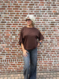 Dit mooie lichtbruine T-shirt is een echte must-have voor je garderobe. De zachte, soepelvallende stof voelt heerlijk comfortabel aan en dankzij de lichte stretch beweegt het shirt mooi mee met het lichaam.