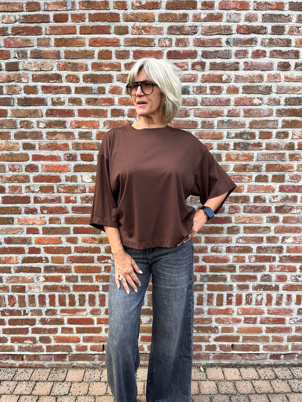 Dit mooie lichtbruine T-shirt is een echte must-have voor je garderobe. De zachte, soepelvallende stof voelt heerlijk comfortabel aan en dankzij de lichte stretch beweegt het shirt mooi mee met het lichaam.