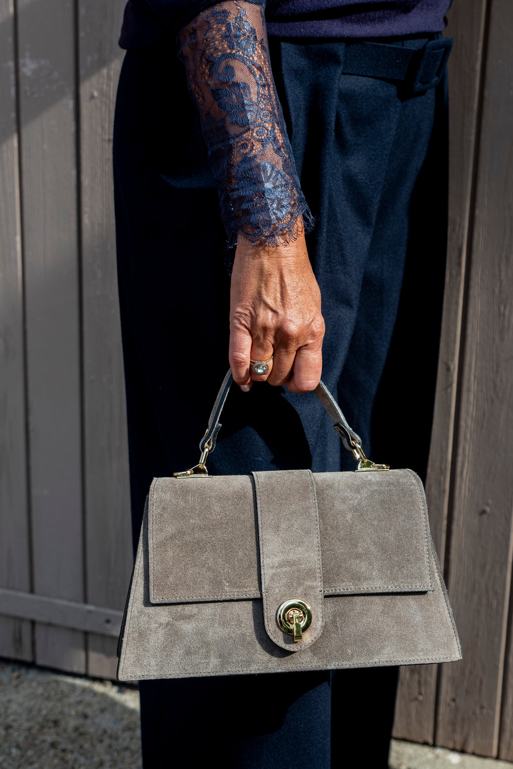Een stijlvolle grijze leren tas die perfect past bij elke outfit. De zachte, neutrale grijstint geeft de tas een elegante en tijdloze uitstraling, waardoor je haar moeiteloos combineert met zowel casual als geklede looks.