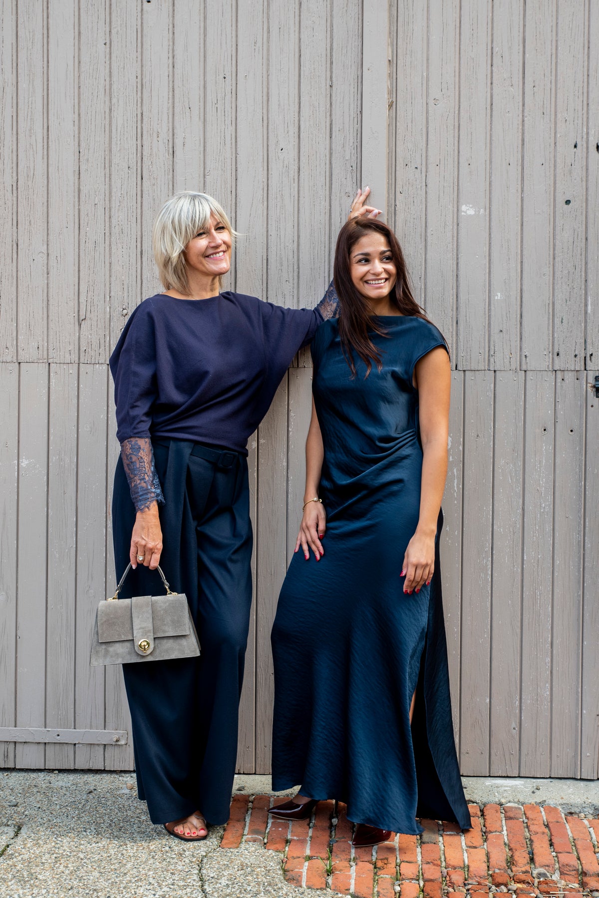Een stijlvolle grijze leren tas die perfect past bij elke outfit. De zachte, neutrale grijstint geeft de tas een elegante en tijdloze uitstraling, waardoor je haar moeiteloos combineert met zowel casual als geklede looks.