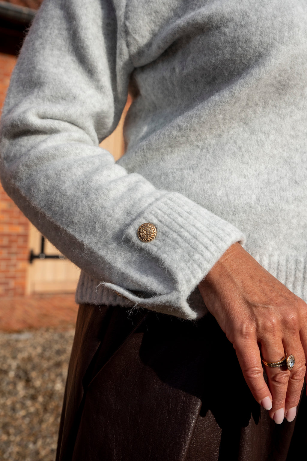 Dit prachtige lichtgrijze vest is een tijdloos item dat je eindeloos kunt combineren. De verfijnde gouden knopen geven het vest een chique uitstraling, terwijl het mooie manchet met gouden knoopdetails zorgt voor een extra elegante finishing touch.