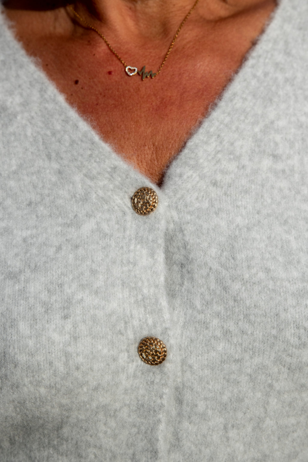 Dit prachtige lichtgrijze vest is een tijdloos item dat je eindeloos kunt combineren. De verfijnde gouden knopen geven het vest een chique uitstraling, terwijl het mooie manchet met gouden knoopdetails zorgt voor een extra elegante finishing touch.