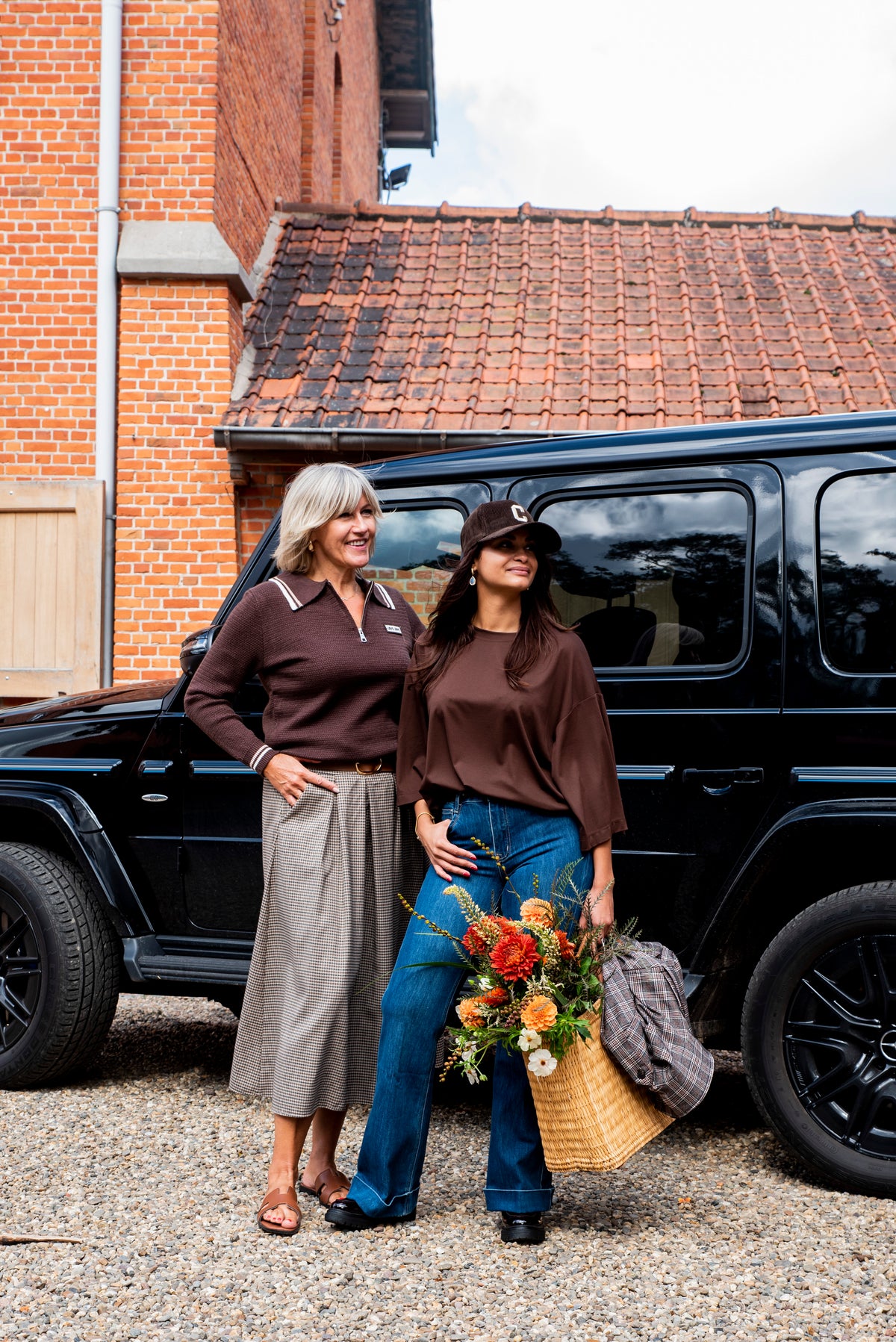 Deze mooie bruine gebreide polo is een echte veelzijdige must-have. Het verfijnde ecru biesje geeft de polo een elegante, subtiele touch, terwijl de rits aan de hals zorgt voor een moderne en stijlvolle uitstraling.
