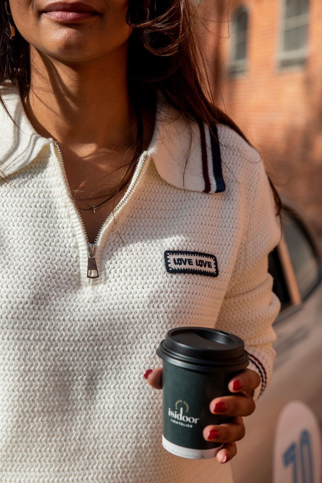 Deze mooie gebreide polo is een echte veelzijdige must-have. Het verfijnde biesje in blauw en bruin geeft de polo een speels en stijlvol detail, terwijl de rits aan de hals zorgt voor een moderne uitstraling.