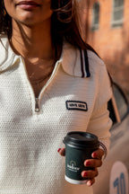 Deze mooie gebreide polo is een echte veelzijdige must-have. Het verfijnde biesje in blauw en bruin geeft de polo een speels en stijlvol detail, terwijl de rits aan de hals zorgt voor een moderne uitstraling.