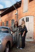 Een stijlvolle taupe set die comfort en klasse perfect combineert. Deze prachtige set bestaat uit een blouse met een ruime, comfortabele pasvorm en een bijpassende broek. De neutrale taupe kleur maakt dit een echte veelzijdige must-have in je garderobe.