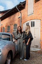 Een stijlvolle taupe set die comfort en klasse perfect combineert. Deze prachtige set bestaat uit een blouse met een ruime, comfortabele pasvorm en een bijpassende broek. De neutrale taupe kleur maakt dit een echte veelzijdige must-have in je garderobe.