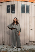 Een stijlvolle taupe set die comfort en klasse perfect combineert. Deze prachtige set bestaat uit een blouse met een ruime, comfortabele pasvorm en een bijpassende broek. De neutrale taupe kleur maakt dit een echte veelzijdige must-have in je garderobe.