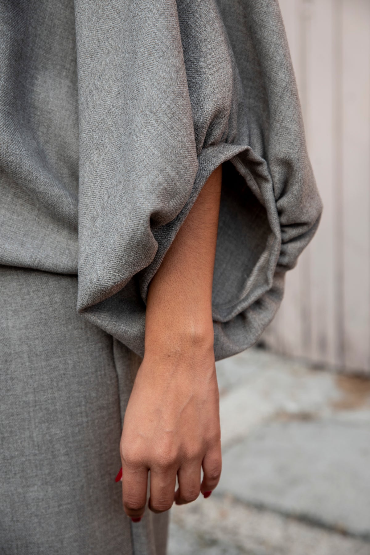 Een stijlvolle taupe set die comfort en klasse perfect combineert. Deze prachtige set bestaat uit een blouse met een ruime, comfortabele pasvorm en een bijpassende broek. De neutrale taupe kleur maakt dit een echte veelzijdige must-have in je garderobe.
