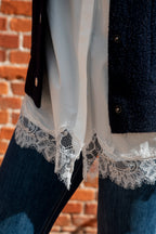 Dit mooie witte hemd is een echte must-have voor je garderobe. De klassieke, frisse uitstraling van het witte katoen wordt extra vrouwelijk dankzij het fijne kanten detail onderaan.