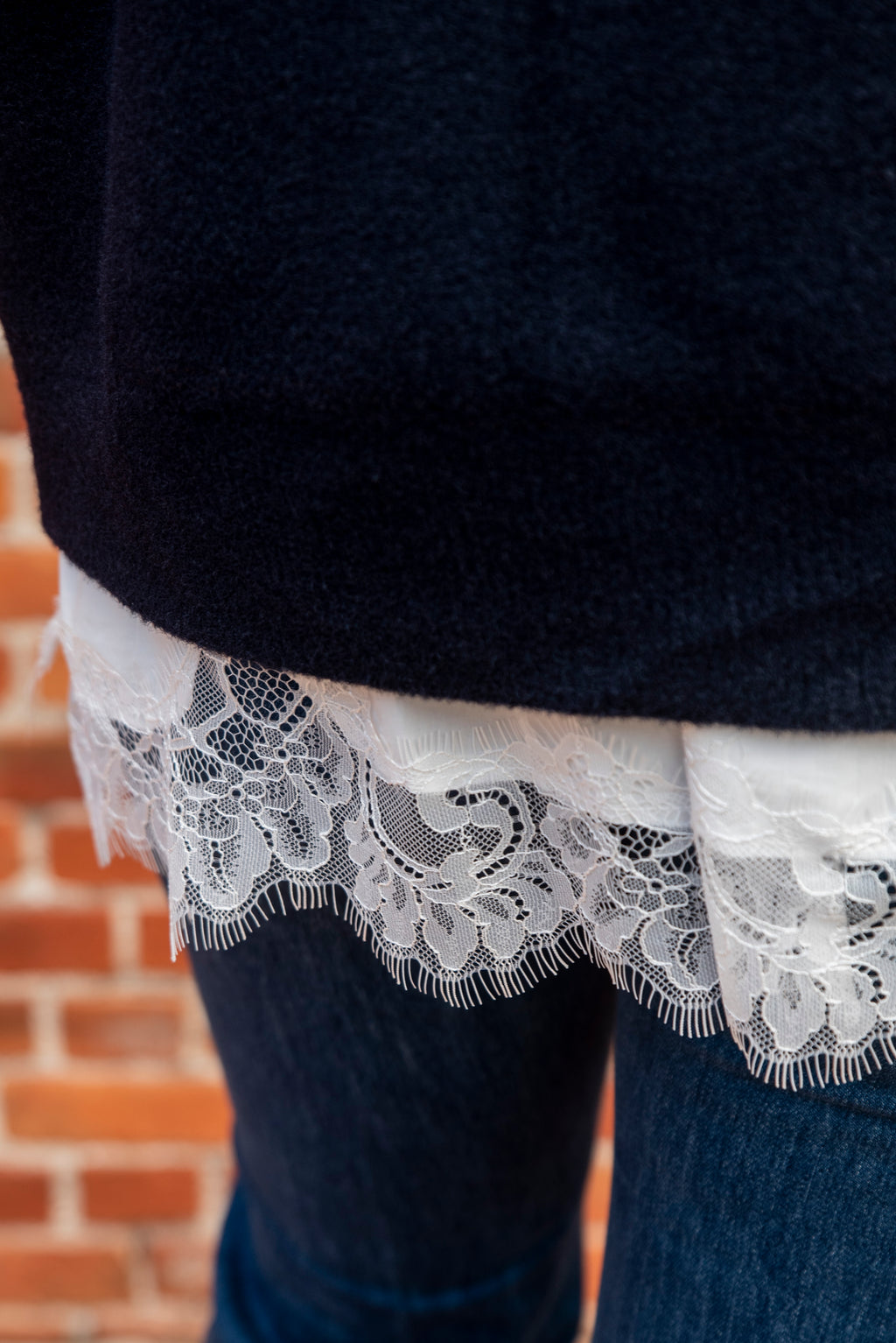 Dit mooie witte hemd is een echte must-have voor je garderobe. De klassieke, frisse uitstraling van het witte katoen wordt extra vrouwelijk dankzij het fijne kanten detail onderaan.